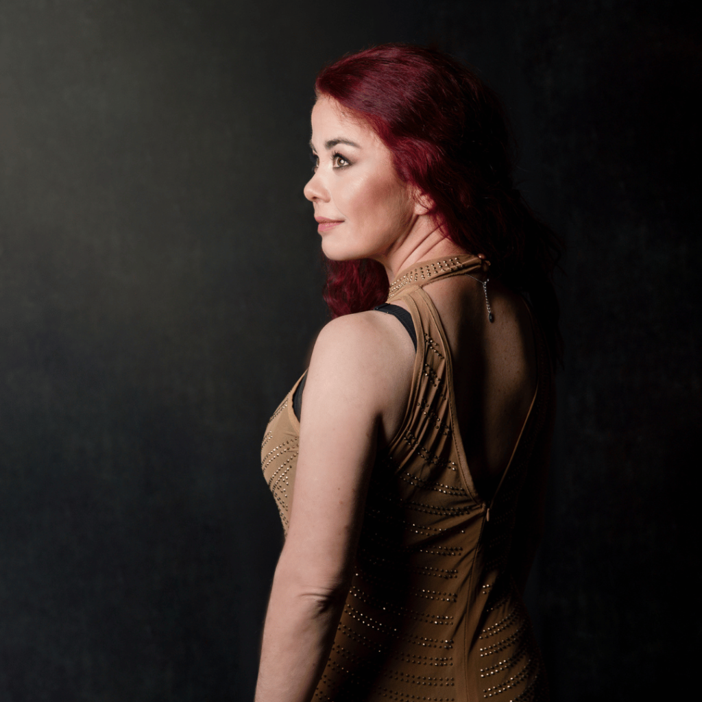 portret pięknej kobiety, czerwone włosy, złota sukienka, studio Toruń